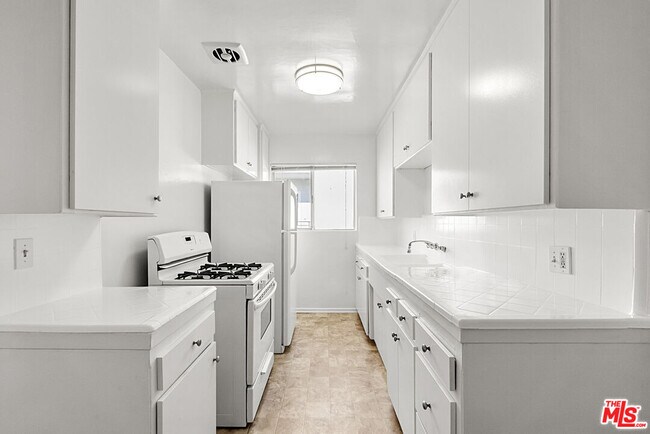 Building Photo - 923 N San Vicente Blvd