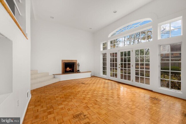 Building Photo - 4920 Butterworth Pl NW