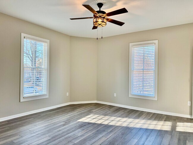 Building Photo - 218 College St