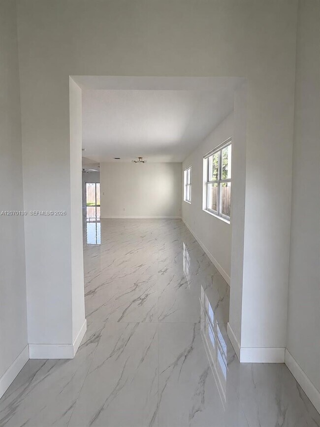Building Photo - 1409 SE 26th Ter