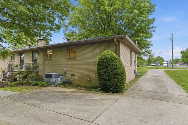 Building Photo - Crieve Hall Duplex