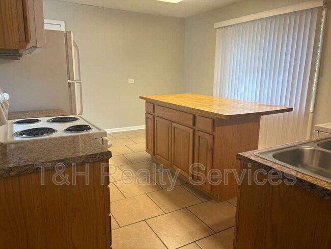 Building Photo - 636 Park Dr