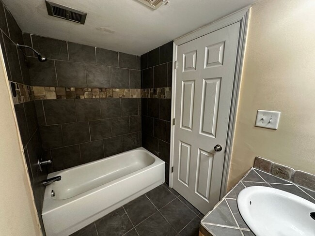 Building Photo - 2 BEDROOM PRE-LEASING FOR AUGUST 2026!