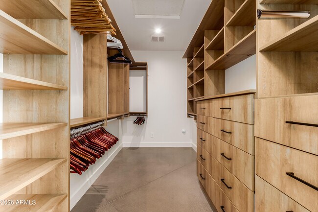 Building Photo - 4905 E White Gates Dr