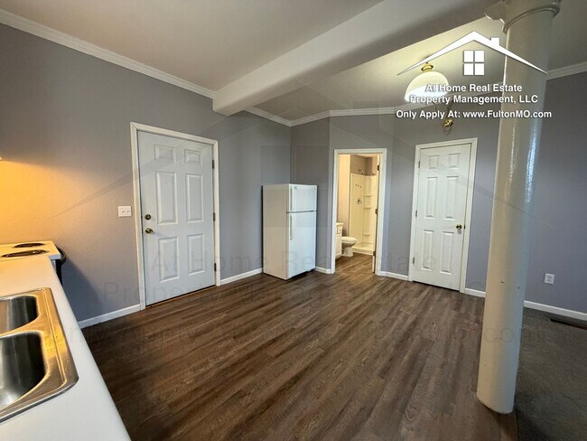 Building Photo - 808 Center St