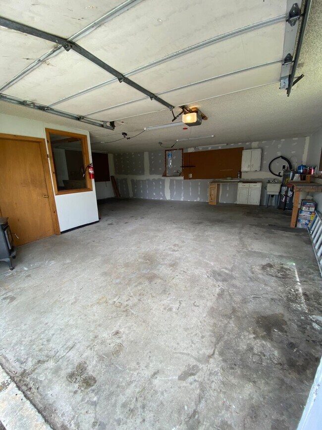 Building Photo - Adorable studio with large garage and work...