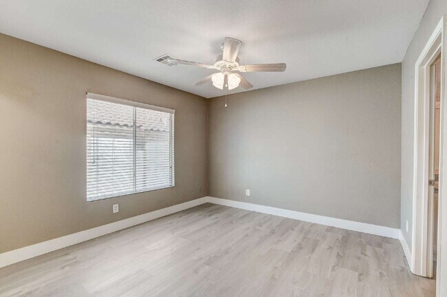 Building Photo - "Charming 2-Bedroom Townhouse Retreat with 2.5 Baths in South Henderson -with Backyard “