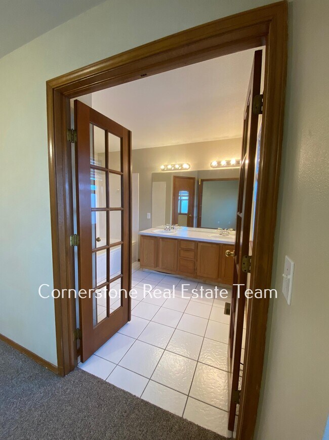 Building Photo - 1345 Coolcrest Dr