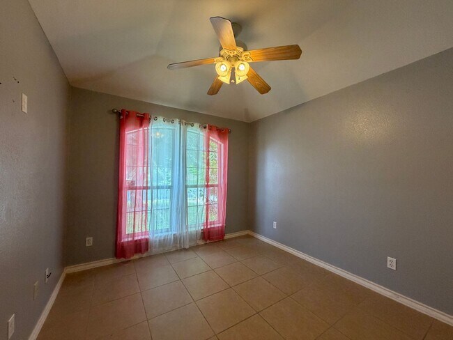 Building Photo - 6629 Kodiak Dr