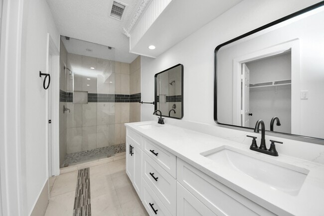 Building Photo - 2911 Meadowgrass Ln