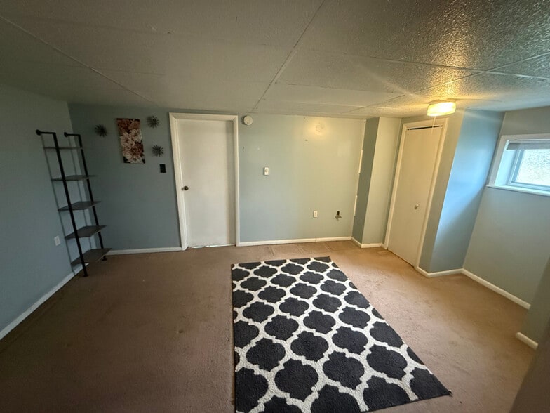 Building Photo - 405 Hillis St