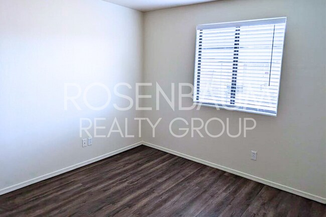 Building Photo - Charming 2-bedrooms, 2-baths duplex locate...
