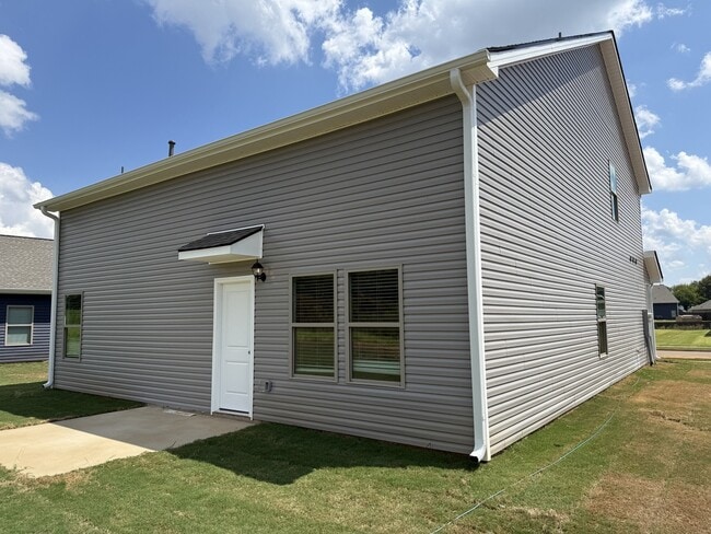 Building Photo - 160 Labrador Ln