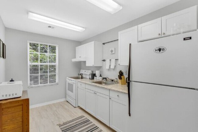 Building Photo - Quaint 2/1 home with plenty of yard, deck ...