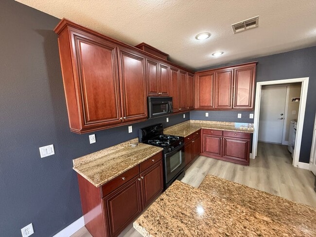 Building Photo - Beautiful 3BED/2BATH  2-Story Townhome in ...