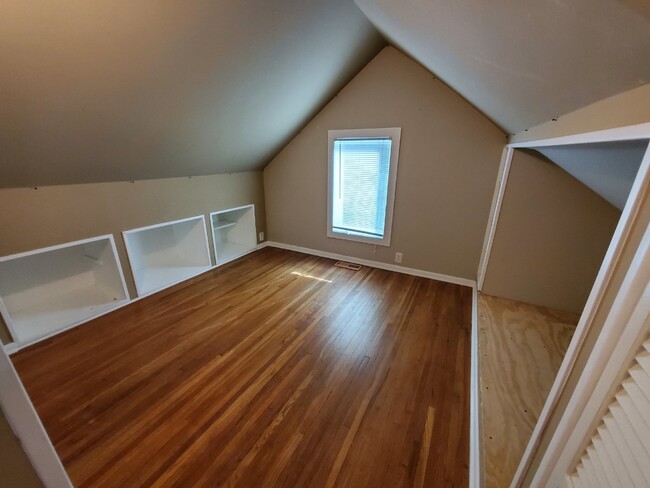 Building Photo - 4 BR with 2 FULL BA - Single Family Home i...