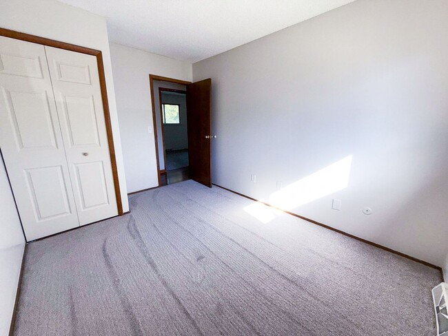 Building Photo - Stylishly Renovated 4-Bedroom Ranch with F...