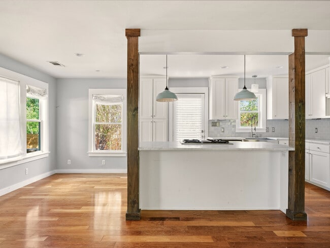 Building Photo - 1705 W 11th St