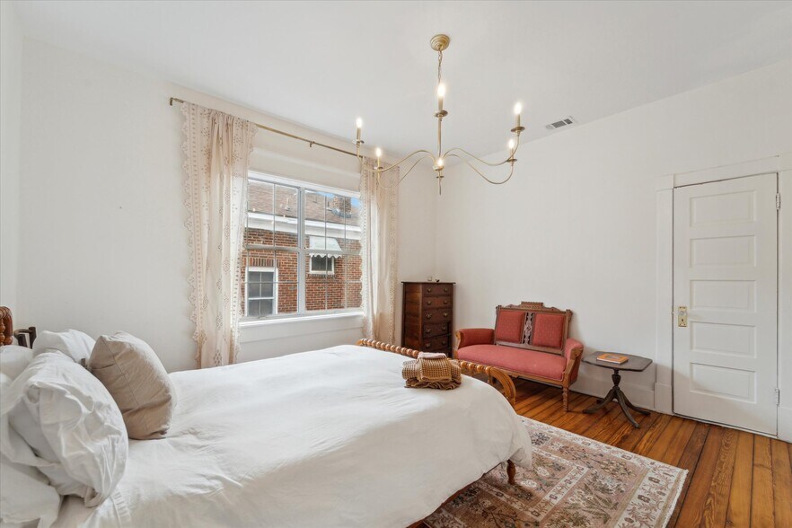 Building Photo - 211 W 40th St
