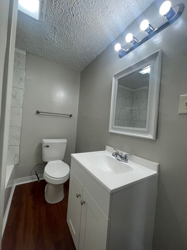 Building Photo - 2 Bedroom 1 Bathroom Home Available Now!