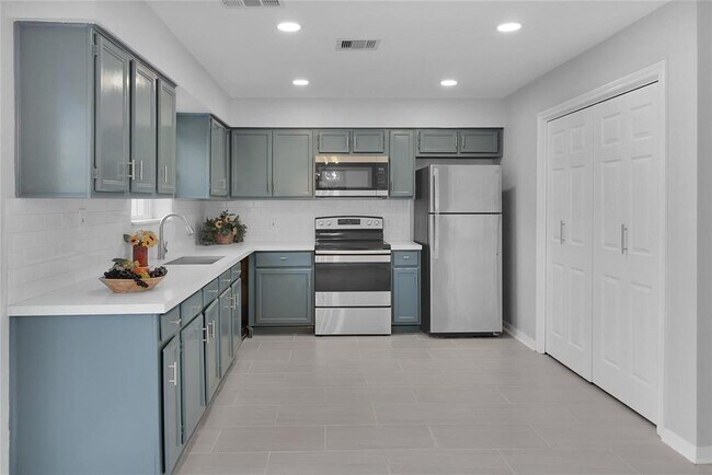 Building Photo - 8868 Kempwood Dr