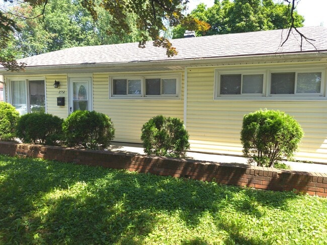 Primary Photo - Churchill remodeled 3 bedroom home with ga...