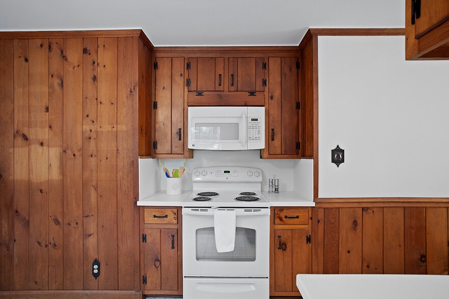 Kitchen - 2152 Lakeshore Ct