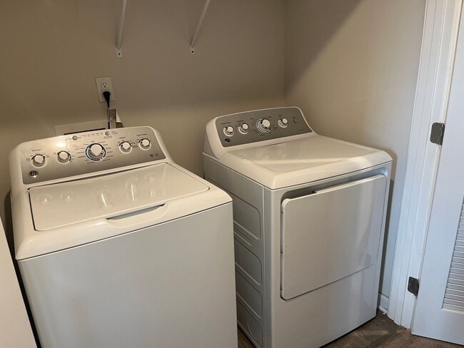 Building Photo - 3BR/2.5BA Townhouse in Hampton Townes