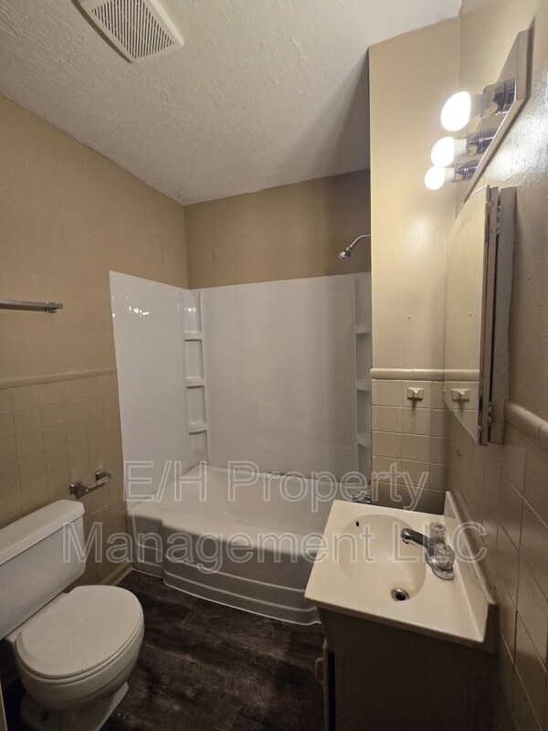 Building Photo - 1419 S Martinson St