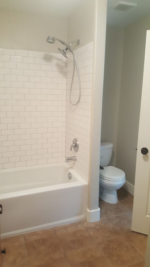 Building Photo - Snellgrove Townhome