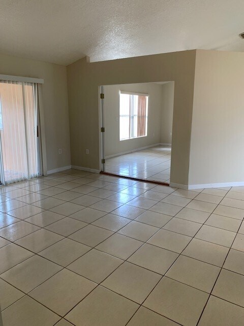 Building Photo - 843 Franconville Ct