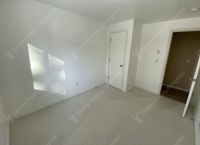 Building Photo - Single-Level 3 BR - 2 BA Rancher in Southw...