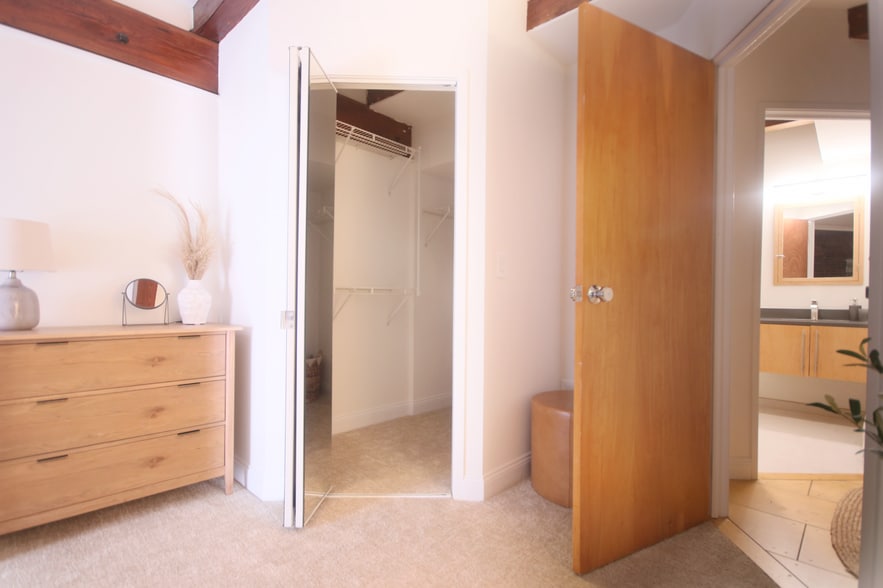 Bedroom - 99 Silver St