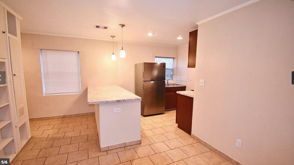 Building Photo - 429 W 2nd St