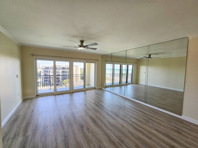 Building Photo - Penthouse in the Racquet Club annual rental!