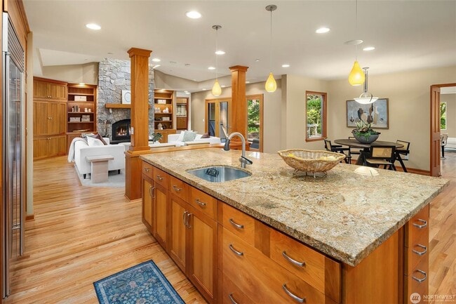 Building Photo - 5bd/4ba Mercer Island Home