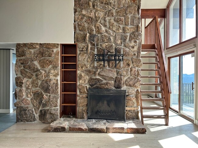 Building Photo - 2 Bedroom Mountain Home with Loft and Spec...