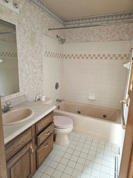 master bath - 2912 Ivanhoe Gln