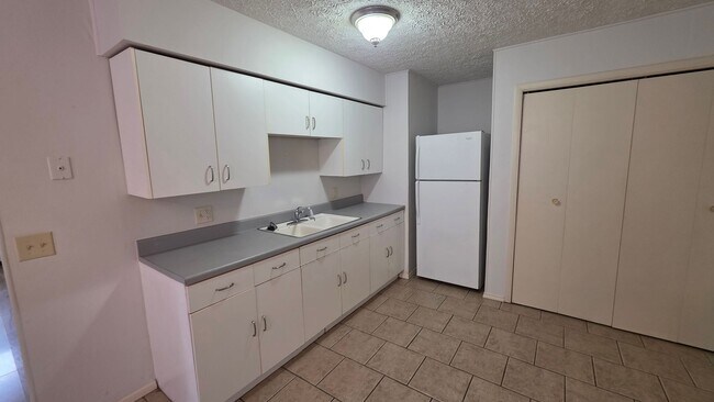 Building Photo - 2 bdrm, 1 1/2 bath home with fenced yard