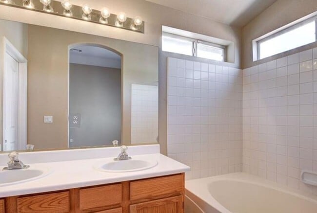 Building Photo - Single Story Gem!