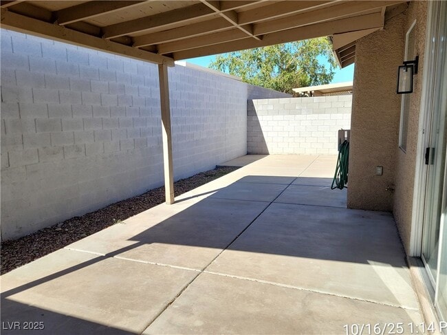 Building Photo - 201 Crown Imperial St
