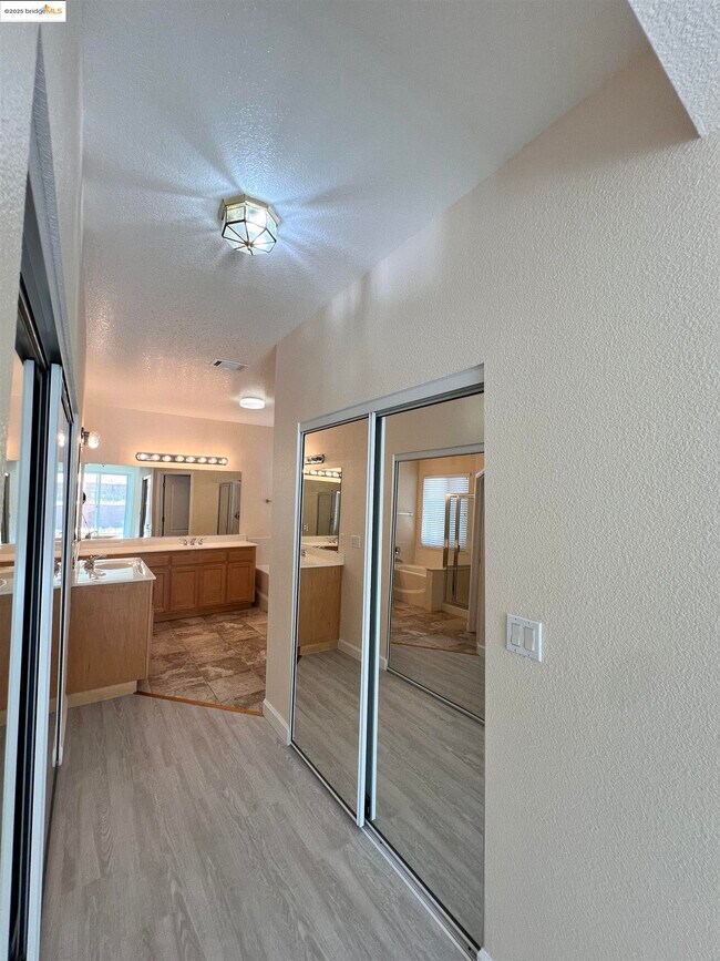 Building Photo - 1371 Brooktrail Dr