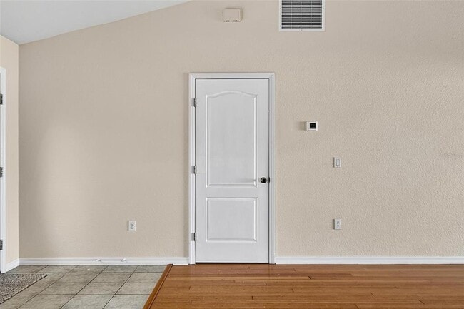Building Photo - 9 Lytton Ln
