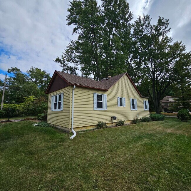 Building Photo - A cozy 2-bedroom, 1-bath home in the heart...
