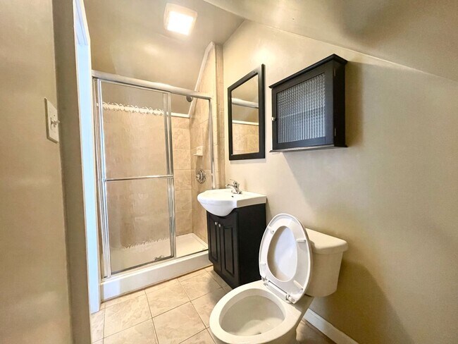 Building Photo - Stunning 3-bedroom single family home in N...