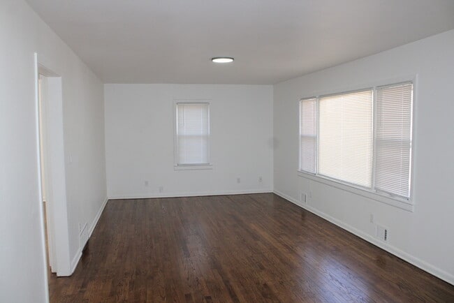 Building Photo - Cozy 2-bedroom, 1-bath home with vanity located in Independence, MO