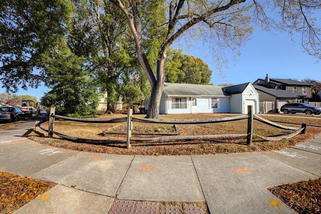 Building Photo - **Charming Ranch-Style 2-Bedroom Home with...