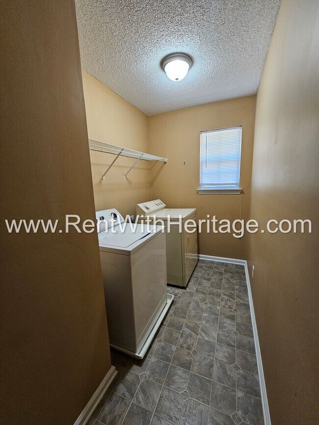 Building Photo - WOW!!! GORGEOUS HOME IN POPULAR CREEKSIDE SUBDIVSION / SWIM / TENNIS / UPGRADES GALLORE