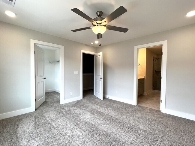 Building Photo - TOWNHOME ON WEST SIDE NEAR FIVE OAKS GOLF ...