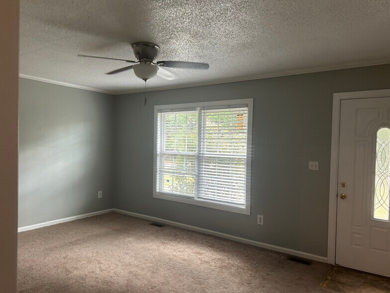 Building Photo - 2072 Hillcrest Ave